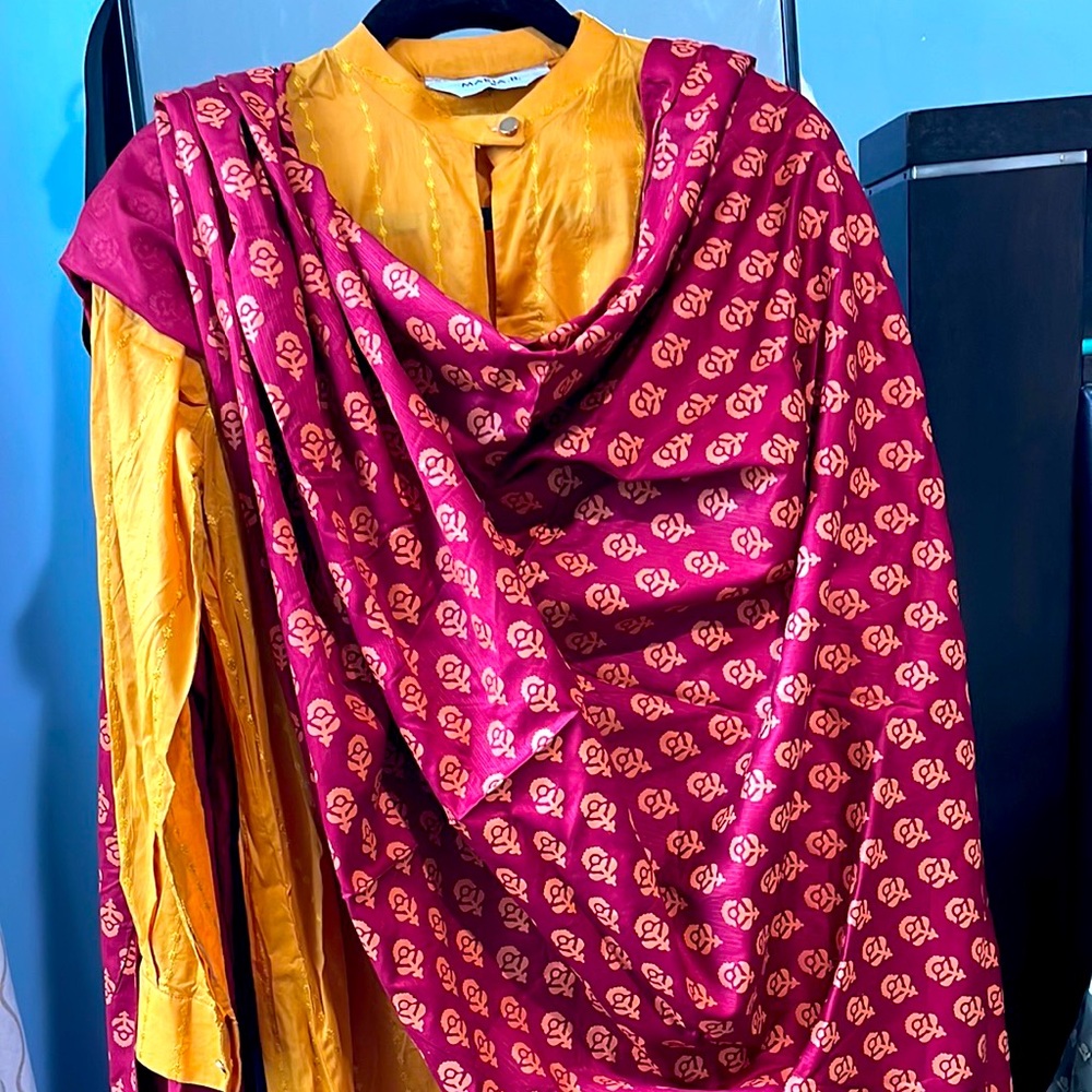 Maria b chikenkari Kurti and dupatta